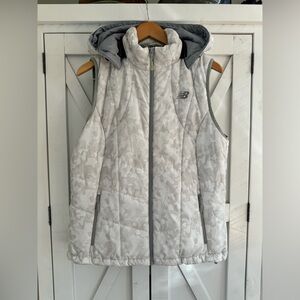 NEW BALANCE Hooded puffer vest. Women’s Large. EUC. White camo.